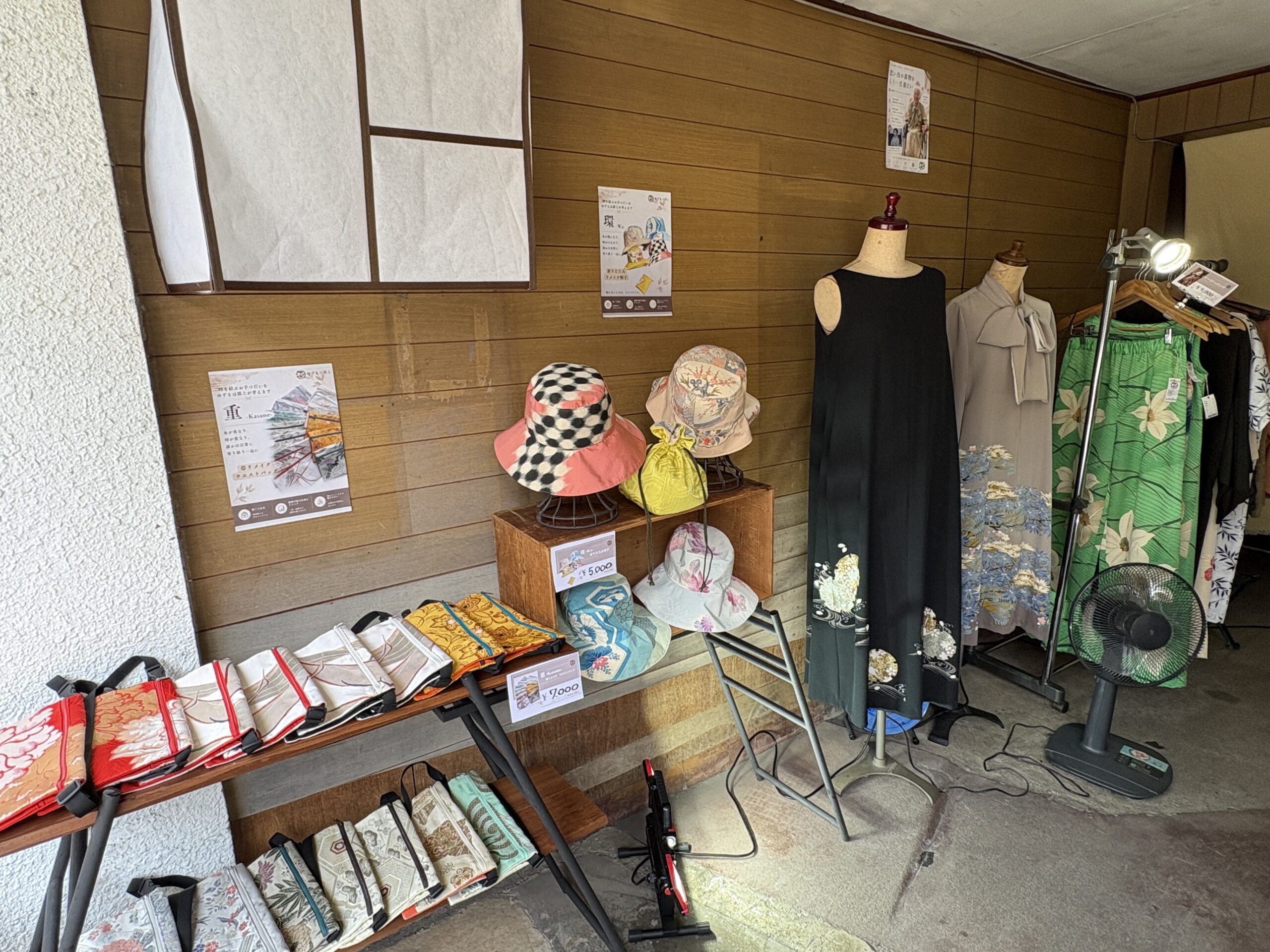店内に並ぶ着物リメイク作品。バッグや帽子、ドレスなど